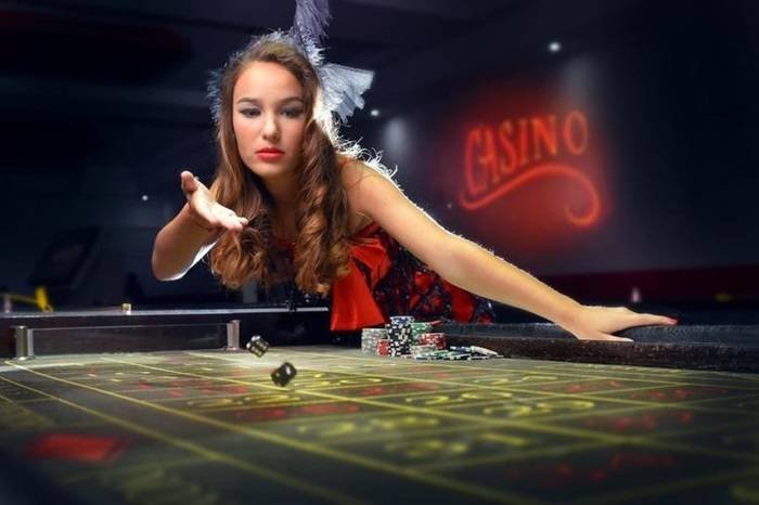 xin77 login platform showing live-dealer table on mobile phone with live score feed
