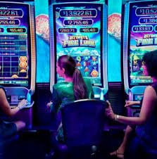 Sugar Rush slot game interface on xin77 login mobile app with reels and spin button